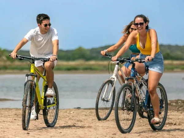 Explore the surroundings by bike Roan camping Méditerranée Plage.