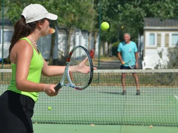 Play a game of tennis at Roan camping Méditerranée Plage.