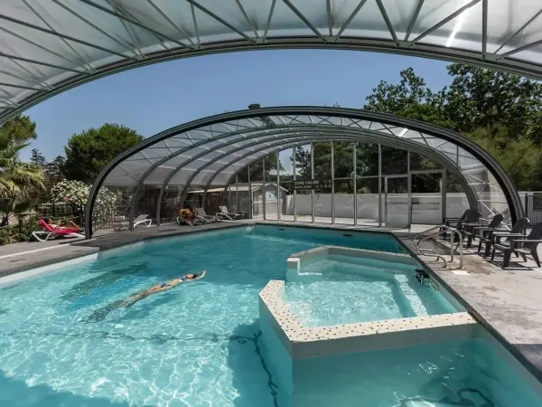 Relax in the pool that can be covered at Roan camping Méditerranée Plage.