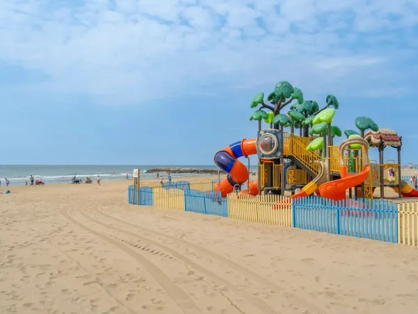 Large playground on the beach at Roan camping Union Lido Mare.