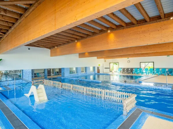 The indoor pool with paddling pool at Roan campsite Les Méditerranées Beach Garden.