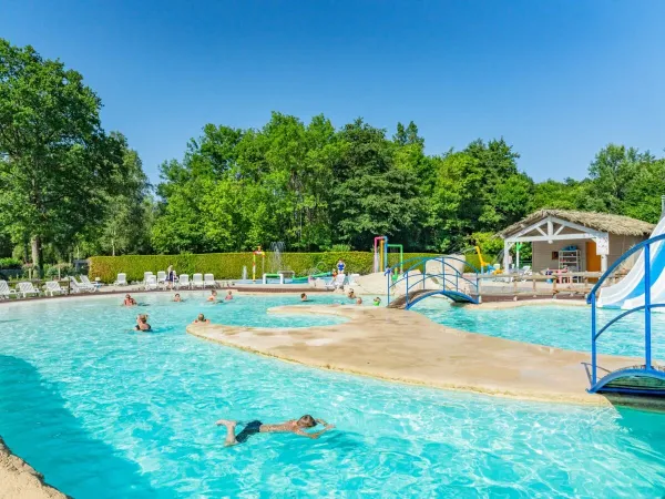 Spraypark and swimming pool at Roan camping de Bonnal.