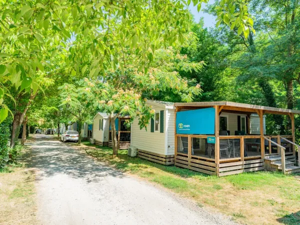 Street with Comfort Plus Relax mobile homes at Roan campsite La Grand'Terre.