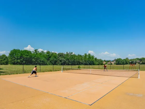 The tennis court at Roan camping La Grand'Terre.