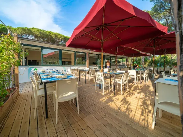The terrace of the restaurant at Roan camping Del Forte.
