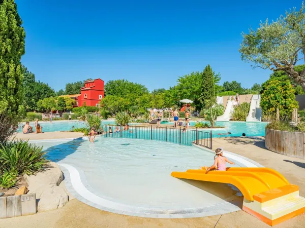 Overview of the swimming pool at Roan camping Le Serignan Plage.