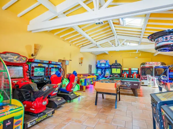 Area with gaming machines at Roan camping Serignan Plage.