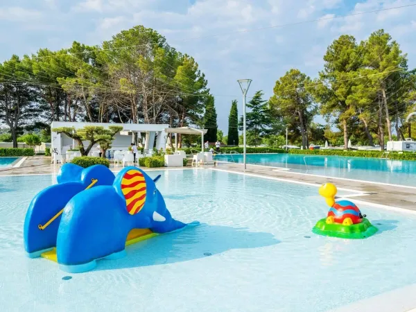 Children's section with slide at the main pool at Roan camping Valkanela.