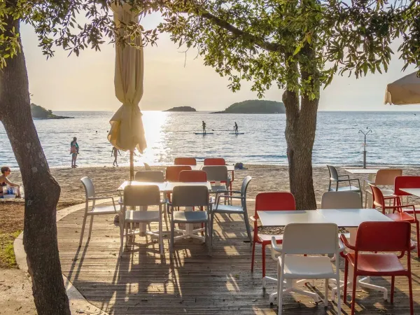 Bar by the sea at Roan camping Valkanela.