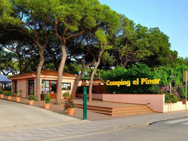 The entrance to Roan campsite El Pinar.