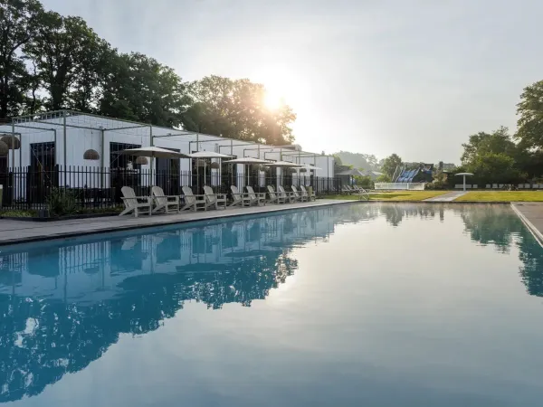 Overview of the heated swimming pool at bistro 'Bij Rijck' at Roan camping de Twee Bruggen.