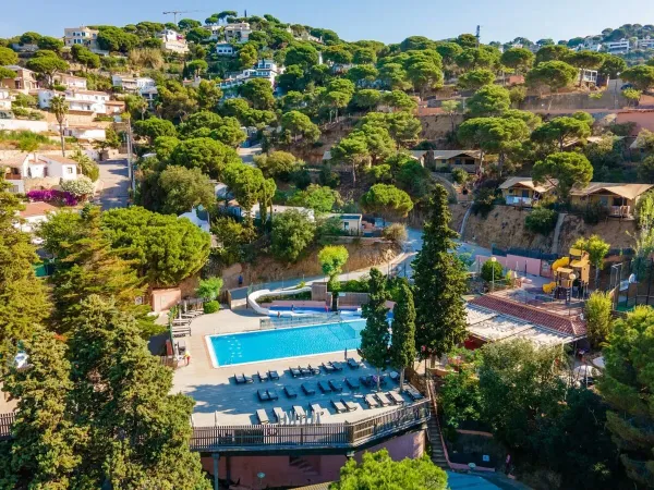 Overview pool and accommodations of Roan camping Cala Canyelles.