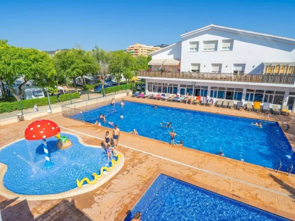 Overview of the swimming pool at Roan camping Caballo de Mar.