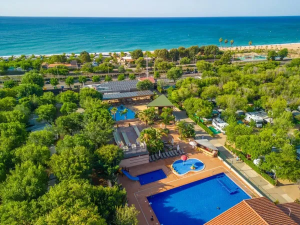 Overview of the pool and sea at Roan camping Caballo de Mar.