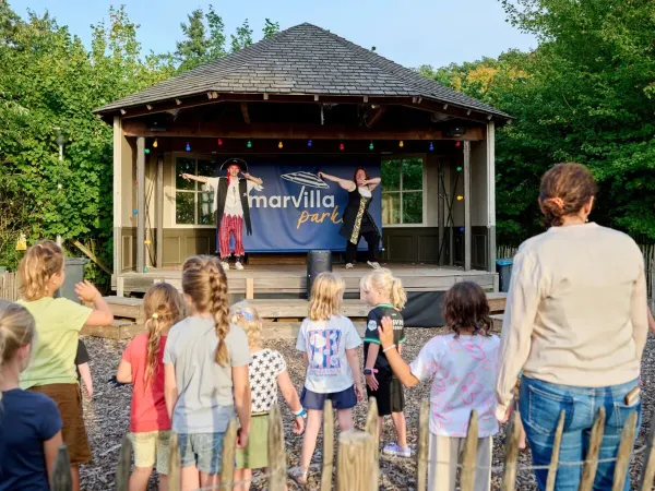 Entertainment performance with children at the stage of Roan camping Marvilla Parks Kaatsheuvel.