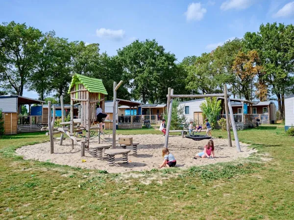 The playground is directly adjacent to the Roan accommodations at Roan camping Marvilla Parks Kaatsheuvel.