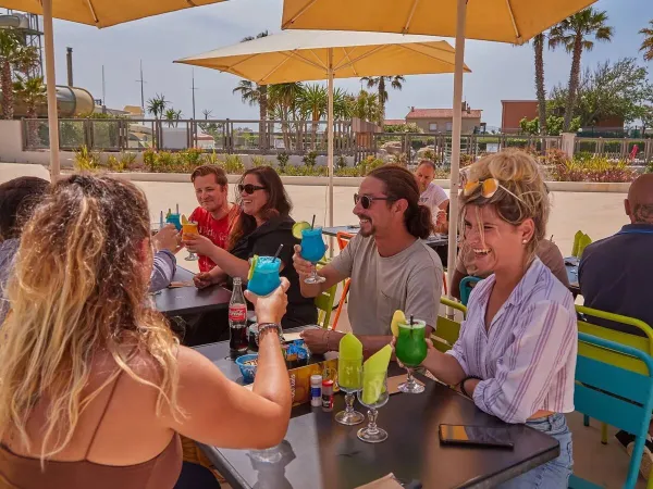 Toasting people on the terrace of Roan campsite Le Petit Mousse.