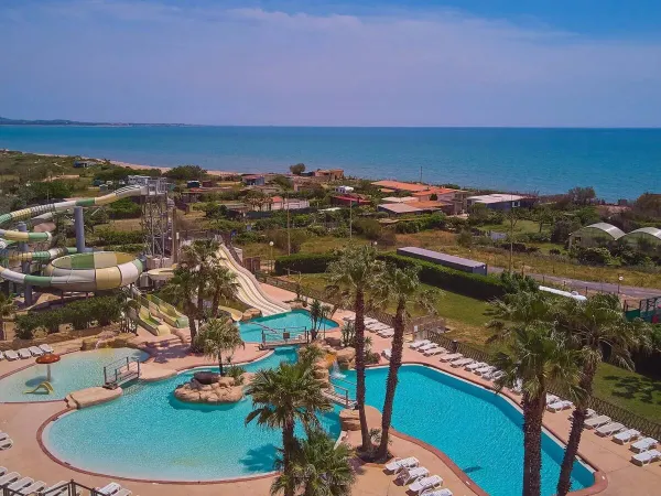 Overview of the beautiful swimming pool and sea view of Roan camping Le Petit Mousse.