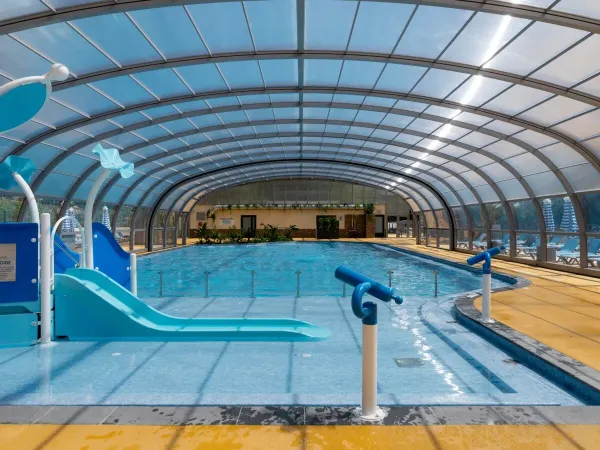 Swimming pool with slide for the smallest at Roan campsite Le Lac des Vieilles Forges.