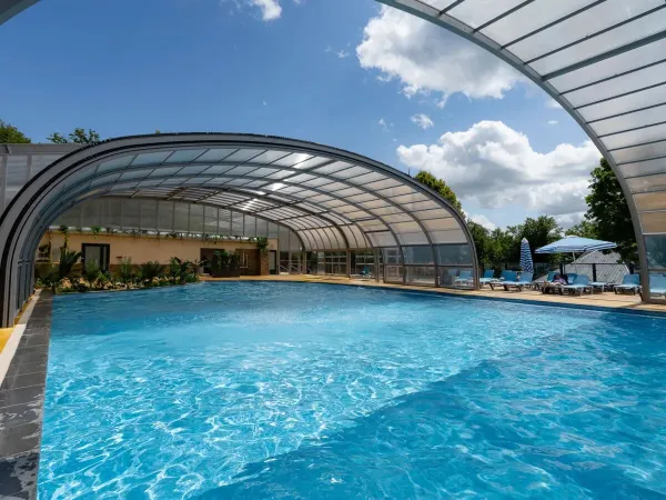 The swimming pool that can be opened in fine weather at Roan camping Le Lac des Vieilles Forges.