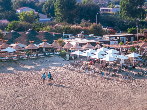 The beach with parasols and sunbeds at Roan campsite Les Sables d'Or.