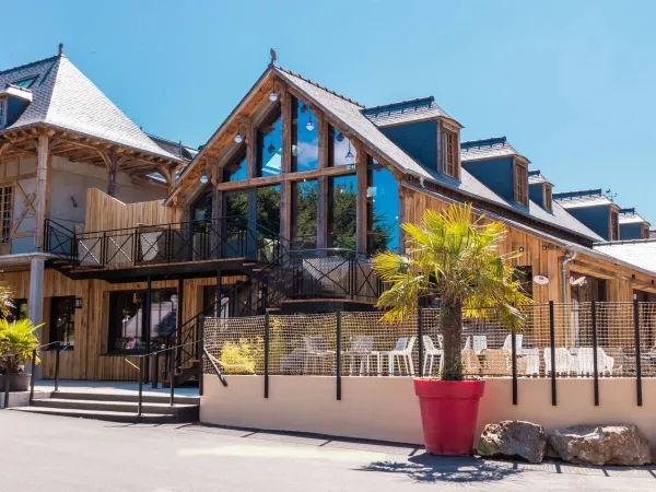 Restaurant with sunny terrace at Roan camping Domaine des Ormes.