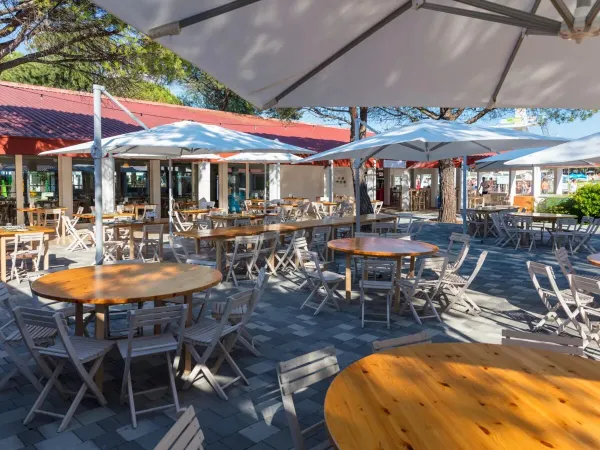 A cosy terrace at Roan campsite Marina Julia Camping Village.