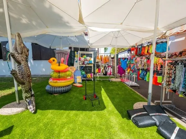 Kiosk with beach items and inflatable toys at Vigna sul Mar campsite.