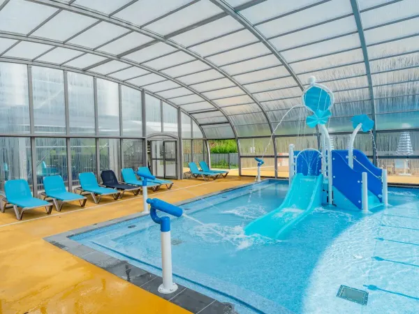 Swimming pool with slide for the smallest at Roan campsite Le Lac des Vieilles Forges.