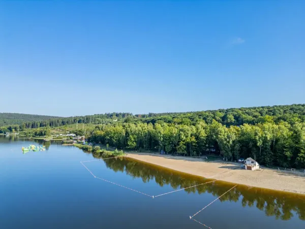 Photo taken from the air of the lake and Roan campsite Le Lac des Vieilles Forges.