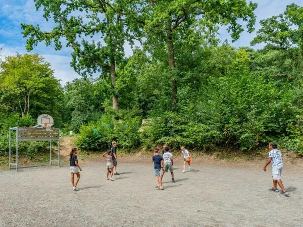 Children play a game of basketball at Roan camping Le Lac des Vieilles Forges.