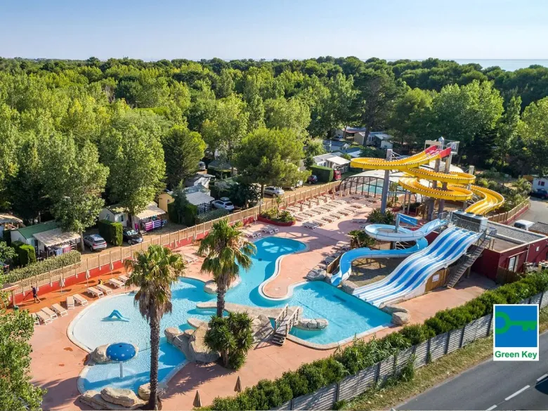 Overview pool of Roan camping De Canet.