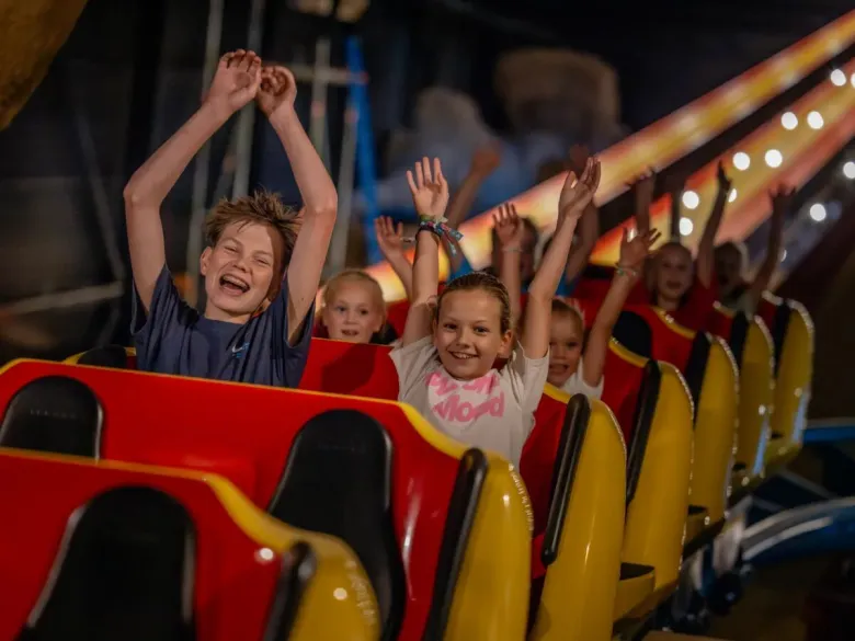 Children have fun on the roller coaster at Bumblebee World near Roan camping de Twee Bruggen.