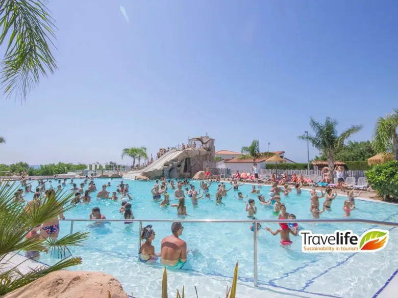 Overview of the swimming pool at Roan campsite Alannia Els Prats.