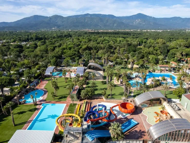 Aerial view of the water park at La Sirène campsite in Roan.