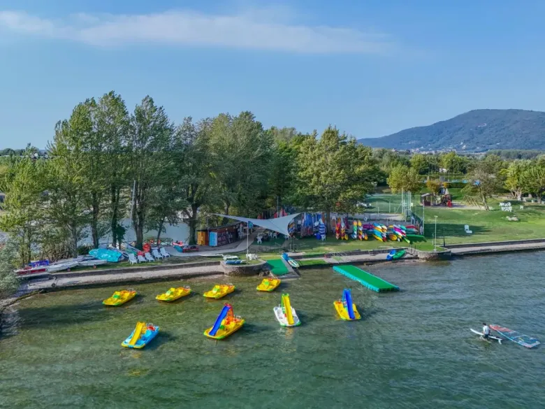 Panoramic photo of water sports at Roan Camping Village Bella Iseo.