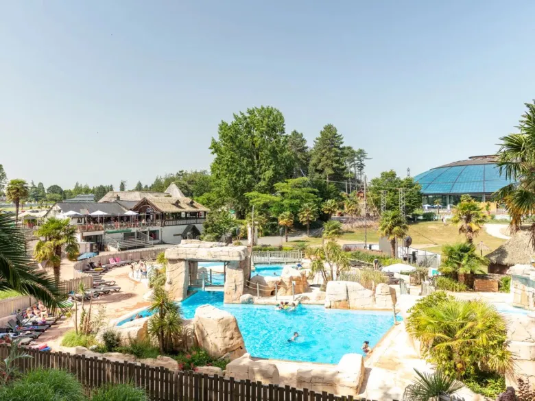 Overview of the swimming pool at Roan Camping Domaine des Ormes.