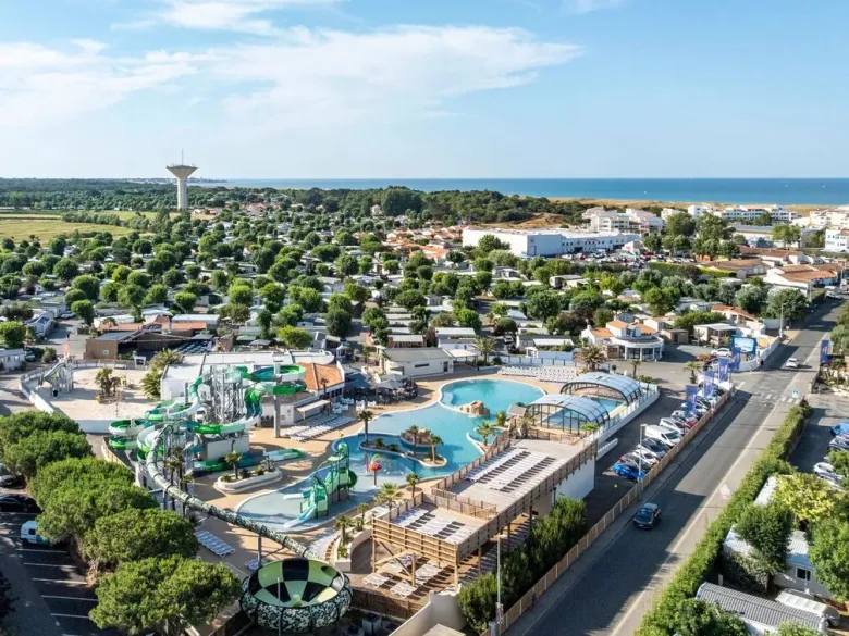 The swimming pool with cool slides and a water play area at Le Domaine du Clarys campsite.