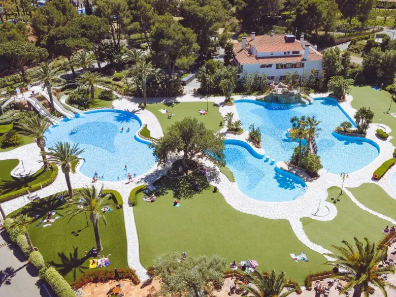 Overview pool and paddling pool at Roan camping Playa Montroig.