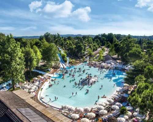 Overview lagoon pool with slides and water slides at Roan camping Altomincio.