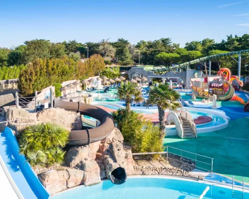 Overview of the water park at Roan camping Le Domaine du Clarys.