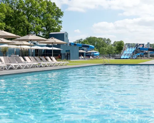 Heated outdoor pool with 4 water slides at Roan camping De Twee Bruggen.