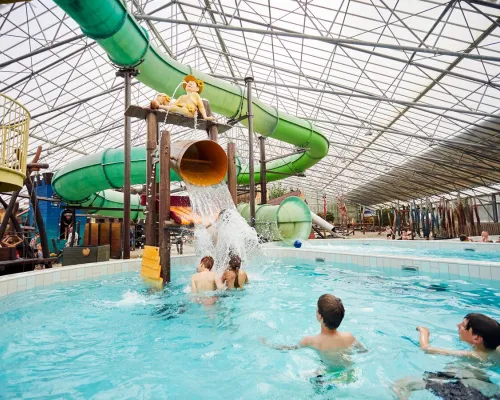 Indoor pool with slide at Roan camping Terspegelt.