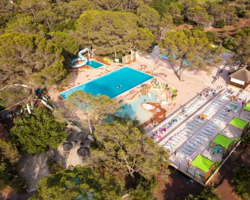 Drone shot of the swimming pool at Roan camping La Pierre Verte.