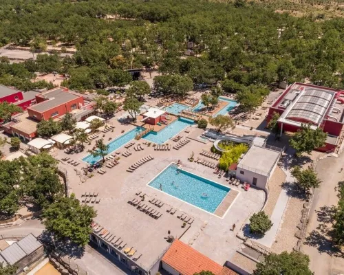 Overview of swimming pools at Roan camping Aluna Vacances.