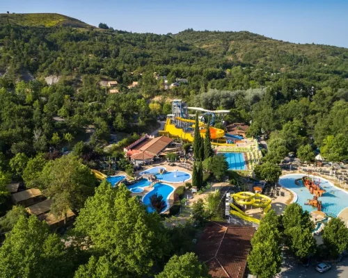 Overview of Roan camping Le Pommier's swimming area.