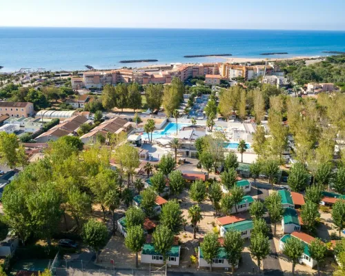 Overview of accommodations and swimming complex at Roan camping Le Napoléon