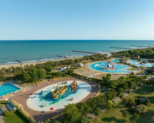 Overview of the swimming pool at Roan camping Pra'delle Torri.