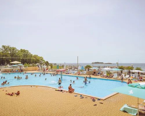 Overview lively swimming pool at Roan campsite Zelena Laguna.