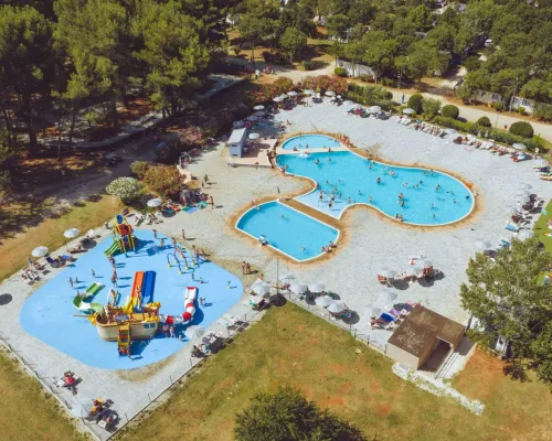 Overview of swimming pool at Roan camping Bi Village.